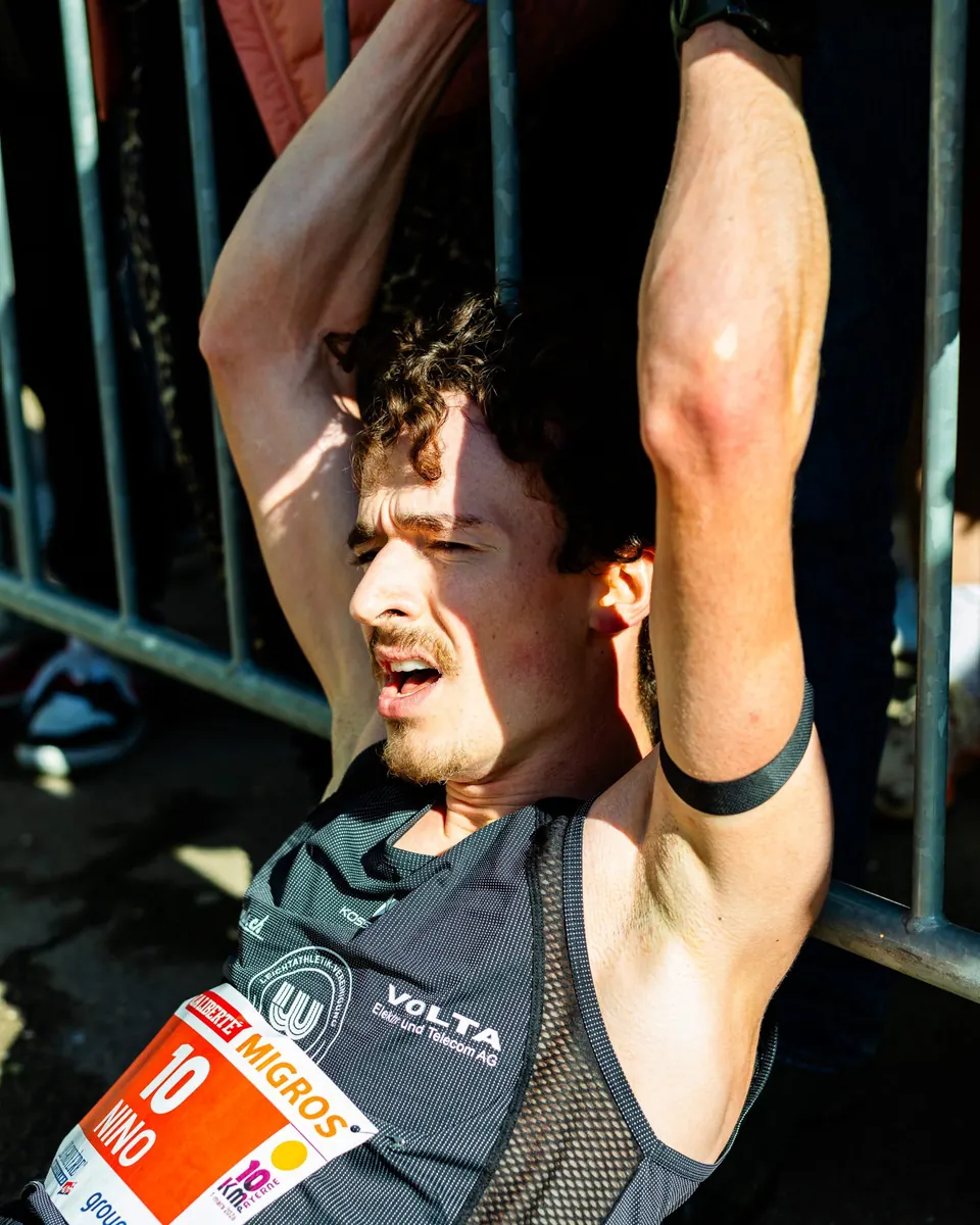 Nino Freitag erschöpft nach dem Zieleinlauf