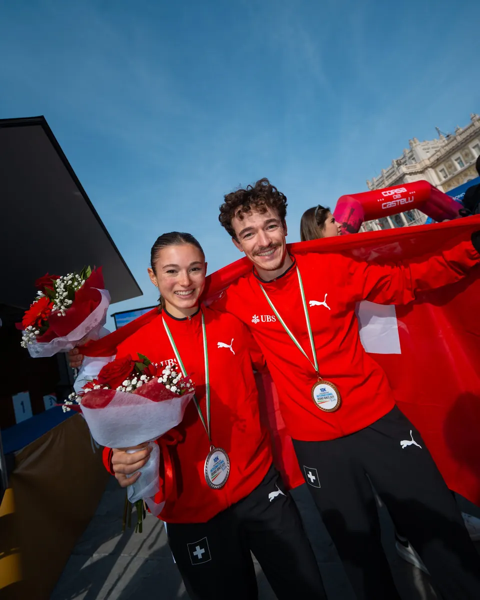 Nino Freitag mit Medaille und Schweizer Fahne